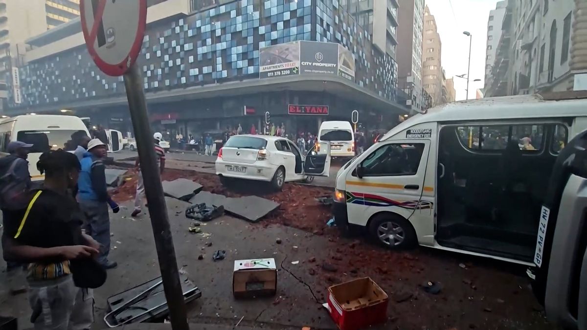 Podzemní výbuch v Johannesburgu roztrhl ulici vejpůl. Jeden mrtvý